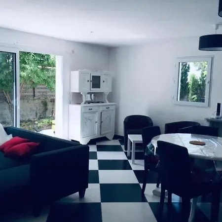 Vila T4 Avec Jardin Prive *